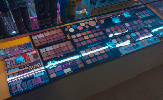 Нависшее веко — не приговор: как с помощью трех оттенков теней сделать взгляд открытым за 10 минут Нависшее веко — не приговор: как с помощью трех оттенков теней сделать взгляд открытым за 10 минут